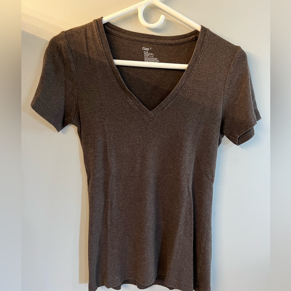 GAP Women's V-Neck Short Sleeve Tee in Dark Brown vintage